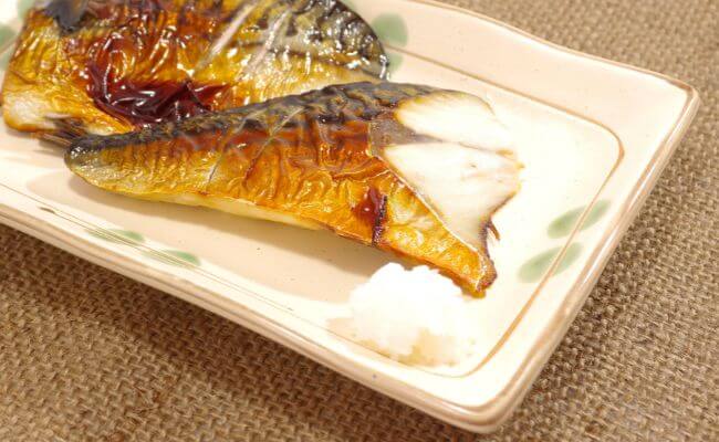 오메가3 지방산과 단백질이 풍부하여 염증 완화와 감기에 좋은 등푸른 생선
