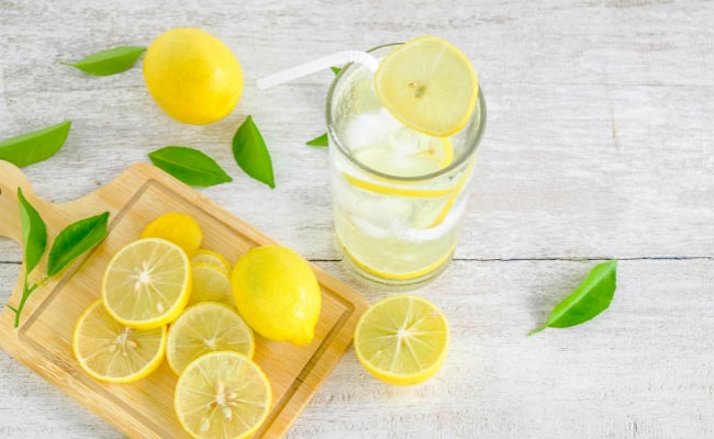 비타민 C와 구연산이 체내의 열을 흡수하여 열을 낮추는 레몬워터로 열 내리는 법
